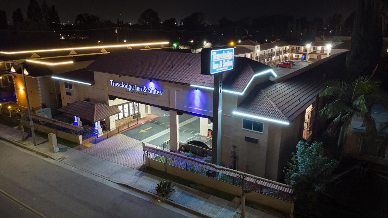 Travelodge Inn & Suites By Wyndham Уэст-Ковина Экстерьер фото
