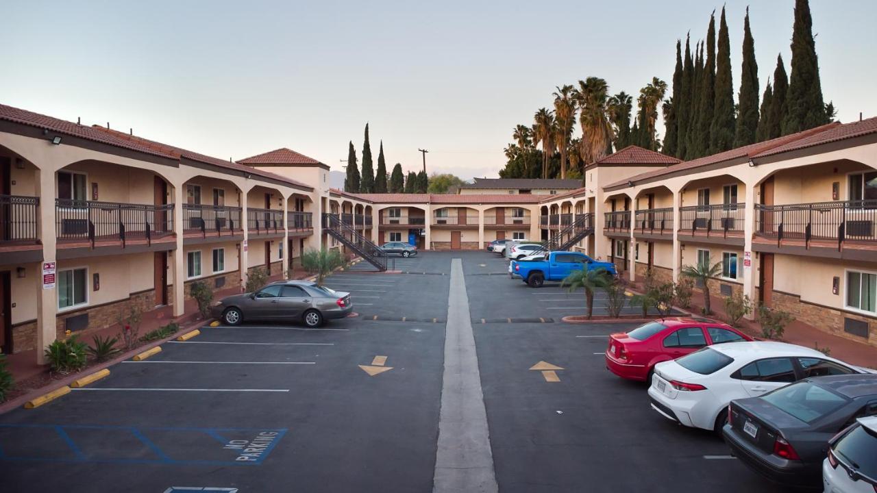 Travelodge Inn & Suites By Wyndham Уэст-Ковина Экстерьер фото