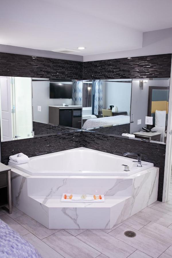Travelodge Inn & Suites By Wyndham Уэст-Ковина Экстерьер фото