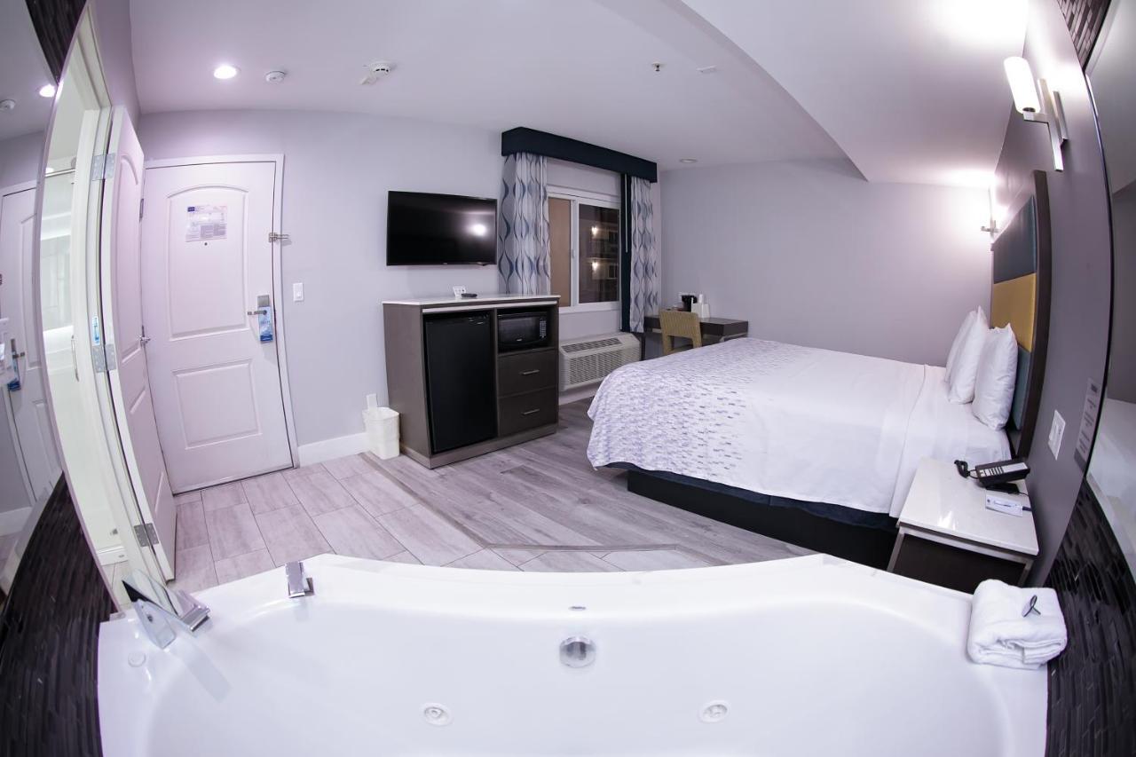 Travelodge Inn & Suites By Wyndham Уэст-Ковина Экстерьер фото