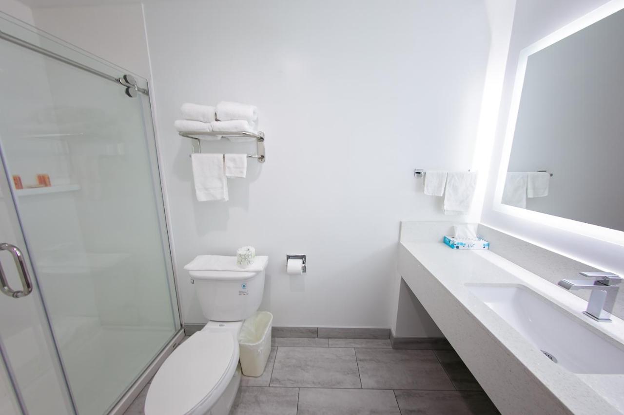 Travelodge Inn & Suites By Wyndham Уэст-Ковина Номер фото