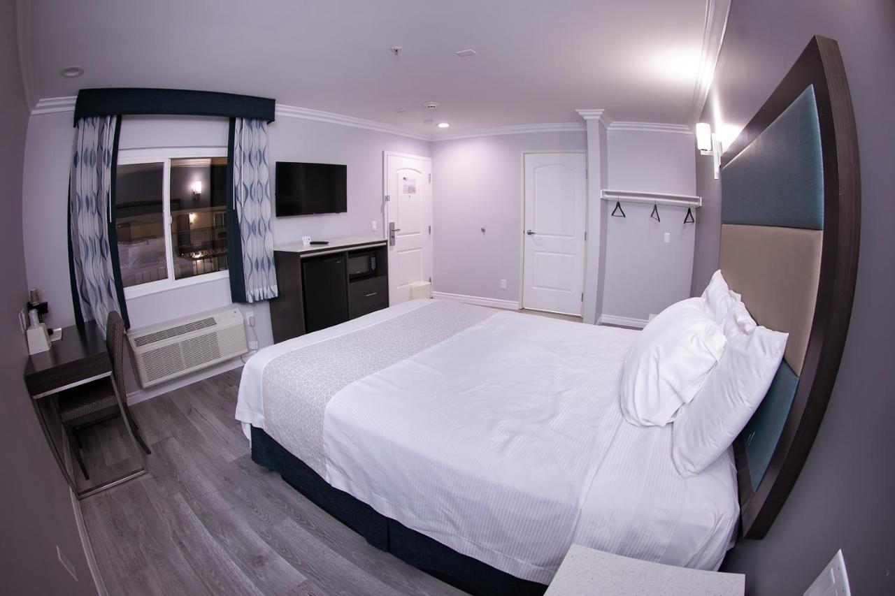 Travelodge Inn & Suites By Wyndham Уэст-Ковина Экстерьер фото