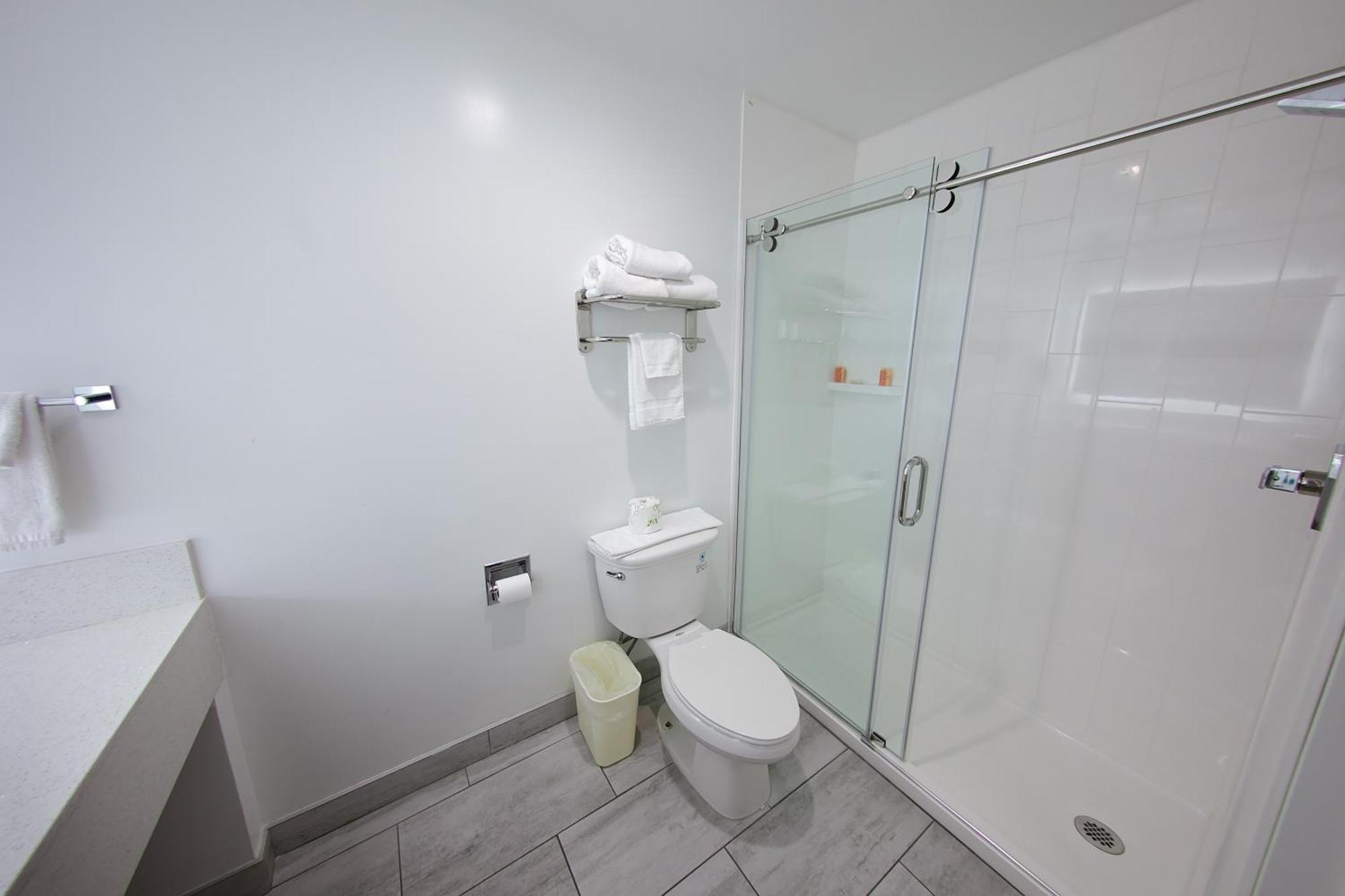 Travelodge Inn & Suites By Wyndham Уэст-Ковина Номер фото