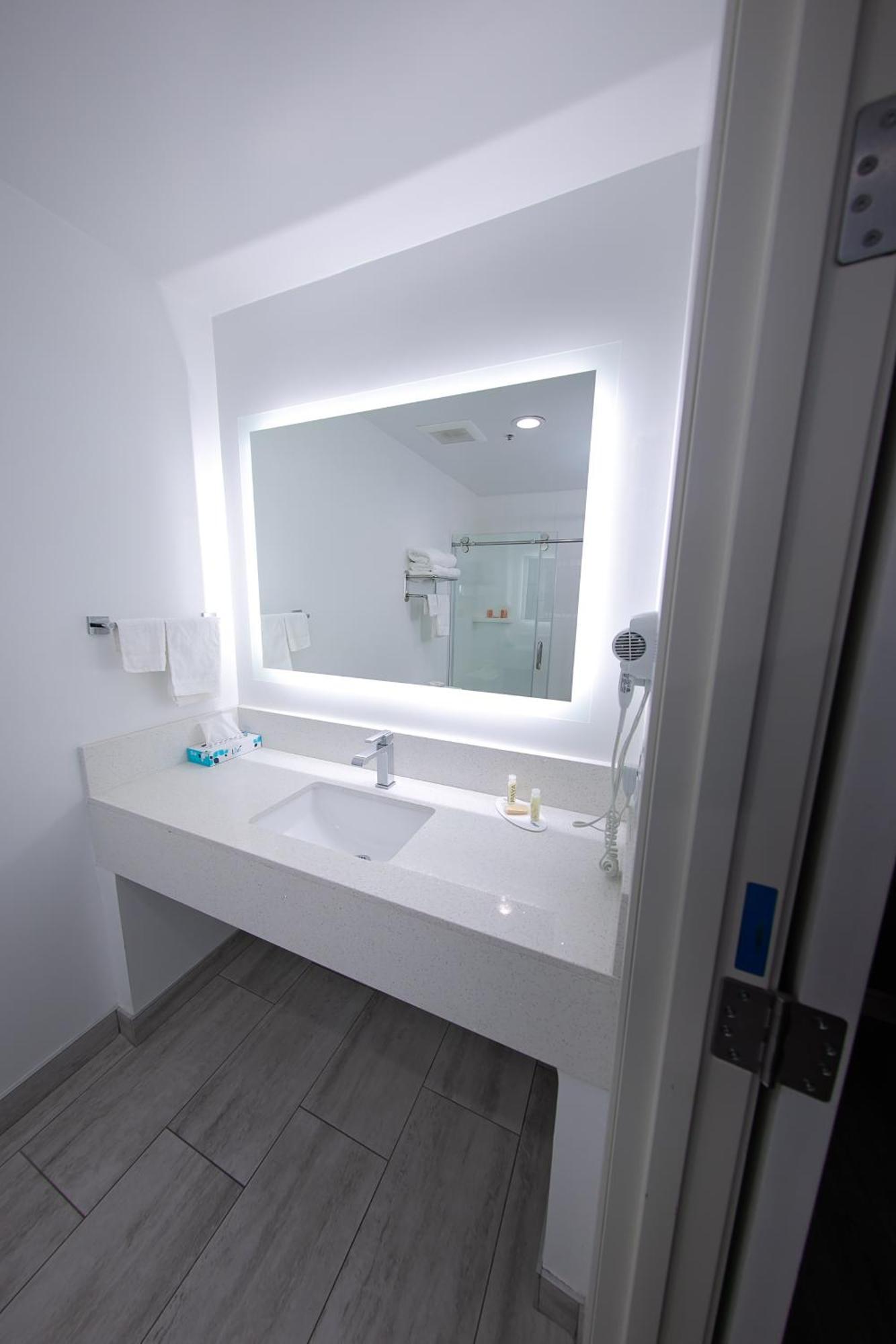 Travelodge Inn & Suites By Wyndham Уэст-Ковина Номер фото