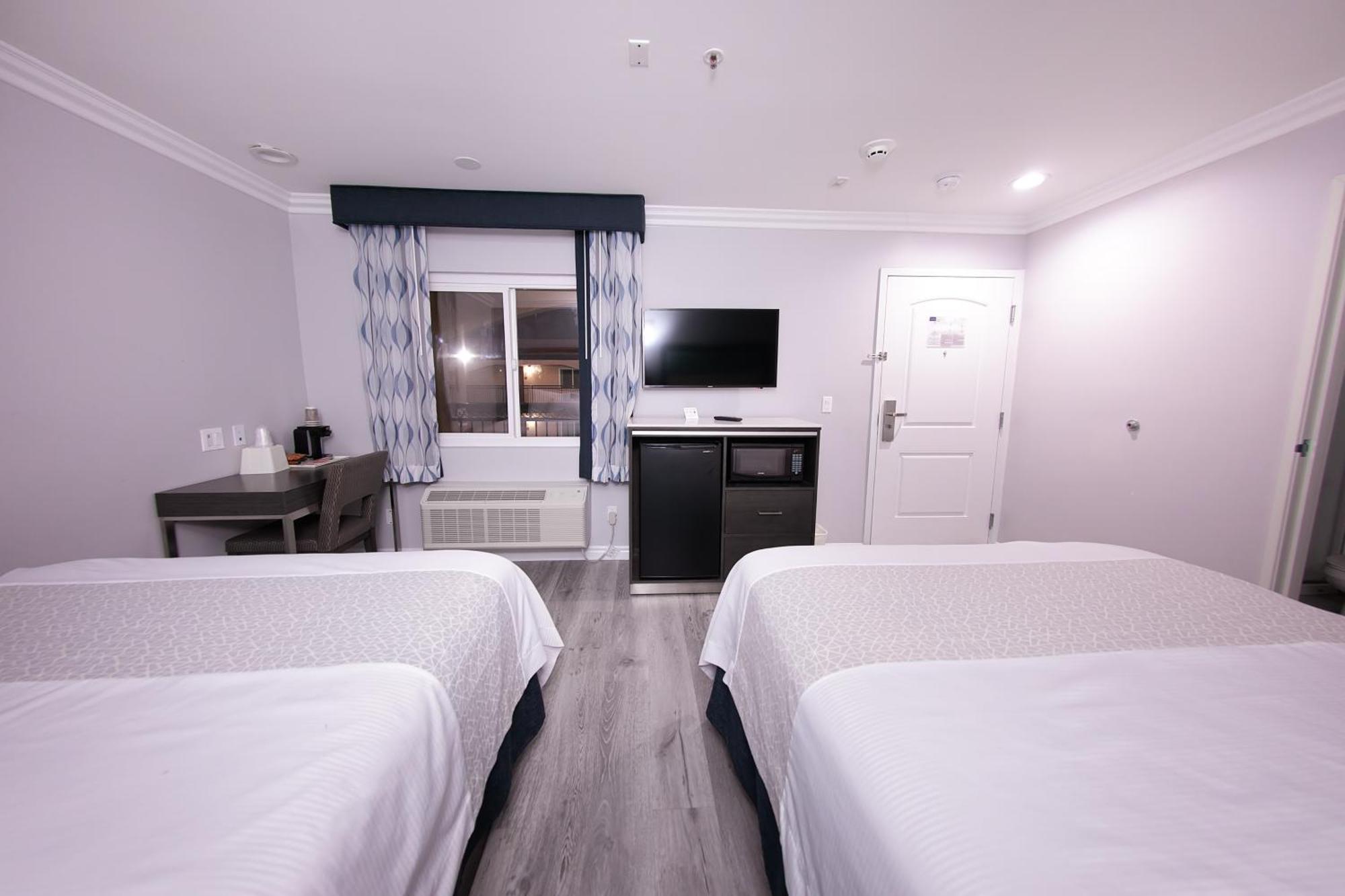 Travelodge Inn & Suites By Wyndham Уэст-Ковина Номер фото