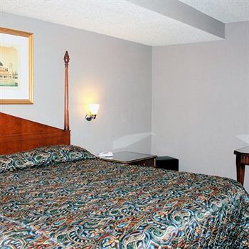 Travelodge Inn & Suites By Wyndham Уэст-Ковина Номер фото