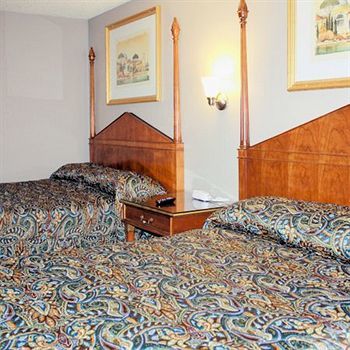 Travelodge Inn & Suites By Wyndham Уэст-Ковина Номер фото